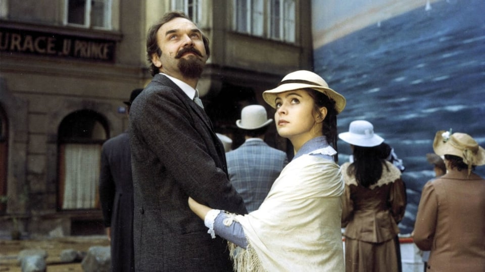 Zdeněk Svěrák a Libuše Šafránková ve filmu Jára Cimrman ležící, spící.